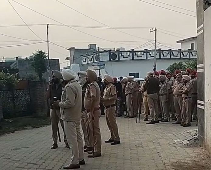 Punjab News: ਮੁੱਖ ਮੰਤਰੀ ਨੂੰ ਸਵਾਲ ਪੁੱਛਣ ਲਈ ਕਿਸਾਨ ਬਜ਼ਿੱਦ; ਪੁਲੀਸ ਨੇ ਕਿਸਾਨਾਂ ਨੂੰ ਘੇਰਿਆ