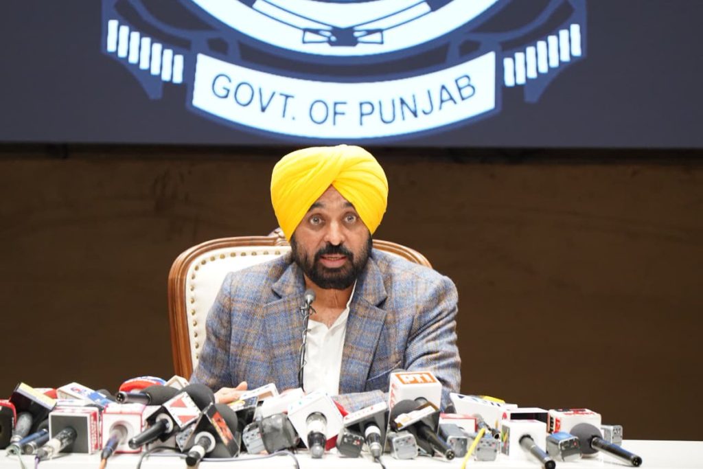 ਸ੍ਰੀ ਅਕਾਲ ਤਖ਼ਤ ਸਾਹਿਬ ਵਿਖੇ ਪੇਸ਼ੀ ਤੋਂ ਪਹਿਲਾਂ ਅੰਮ੍ਰਿਤਸਰ ‘ਚ AAP ਦੀ ਵੱਡੀ ਬੈਠਕ; ਕੇਜਰੀਵਾਲ, CM ਮਾਨ ਤੇ ਸਿਸੋਦੀਆ ਨੇ ਬਣਾਈ ਰਣਨੀਤੀ