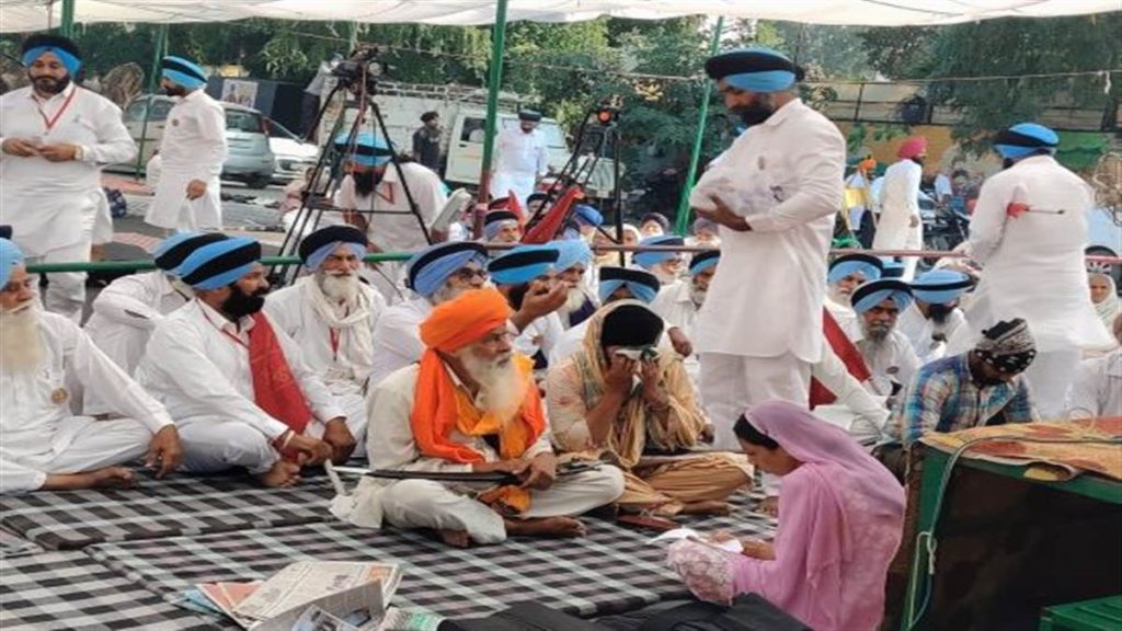 Mansa News : ਪਰਵਿੰਦਰ ਝੋਟਾ ਦੇ ਪੋਸਟਮਾਰਟਮ ਤੇ ਸਸਕਾਰ ਨੂੰ ਲੈ ਰੇੜਕਾ ਜਾਰੀ, ਮਾਨਸਾ ਤਿੰਨਕੋਣੀ ਤੇ ਡੀਸੀ ਰਿਹਾਇਸ਼ ਨਜ਼ਦੀਕ ਧਰਨਾ ਲਗਾਤਾਰ ਜਾਰੀ